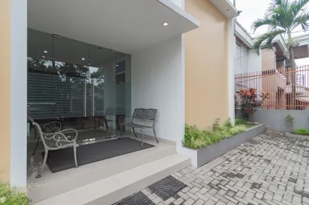 Hotel Sukahaji Street Bandung RedPartner Отели рядом с достопримечательностью «Museum Pendidikan Nasional UPI»