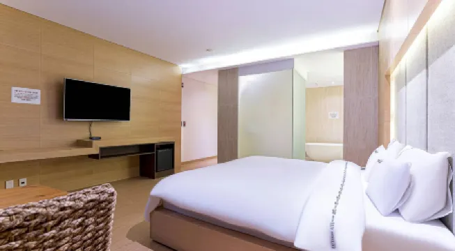 Business Design Hotel Luv Отели рядом с достопримечательностью «Aebo Kraft Museum»