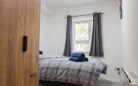 Stunning Modern 3 Bed, 2 Bedroom Apartment - Secure Parking - Close to Manchester City Centre