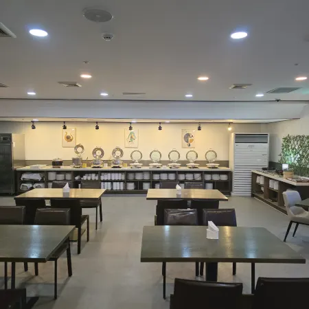 Aewol Stay in Jeju Hotel&Resort Отели рядом с достопримечательностью «Публичная библиотека в городе Эволь»