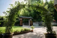 A Small Courtyard - Suối nước nóng