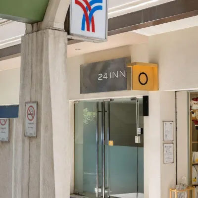 24 Inn at BTS Phrom Phong Отели рядом с достопримечательностью «Торговый центр EmQuartier»