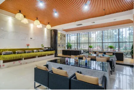 Wansheng Garden Hotel (Luoshan Xinhua)