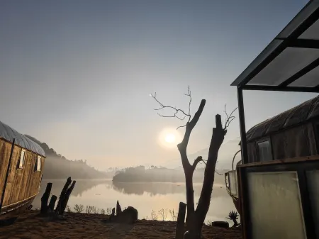 Lushan West Sea at Waterside B&B Отели рядом с достопримечательностью «Zhelin Lake Peach Blossom Creek Rafting Scenic Area»