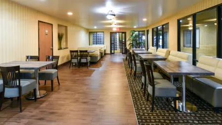 Travelodge by Wyndham Commerce Los Angeles Area Отели в г. Коммерс