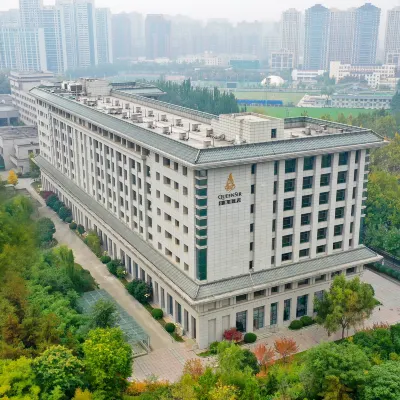 QueenSir International Hotel Отели рядом с достопримечательностью «Теннисный Центр Чэнси»