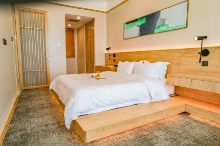 Serene  Jade  Hotel Отели рядом с достопримечательностью «Seventy-two Waterways»