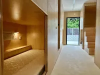 And Parallel Travel · Girls' Single-family Youth Hostel (Haizhu Square Subway Station)