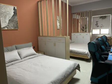 Z Era Youth Apartment Отели рядом с достопримечательностью «Golden Forest»