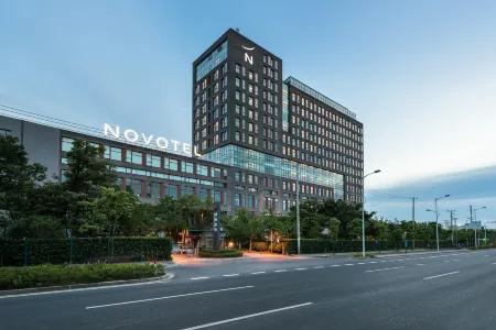 Novotel Shanghai Clover Отели рядом с достопримечательностью «Шанхайский Диснейленд»