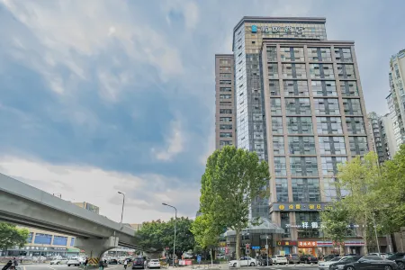 Super 8 Hotel (Chengdu Jinsha Xidan Cultural Palace Subway Station) Отели рядом с достопримечательностью «Сычуаньский Университет педагогического Экспериментального Иностранного Языка (Западный Ка»