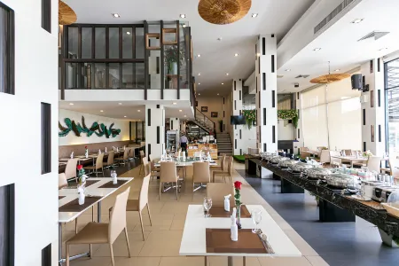 Grand Ratchapruek Hotel Отели рядом с достопримечательностью «Wat Molee»