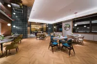 Lvliang Central Park Manxin Hotel