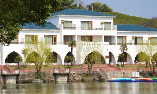 Zhi Lan Qiu Lakeside Homestay