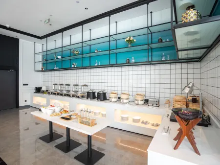 Xana Hotelle Hotel (Anshan Railway Station Huarun Wanxianghui) Отели рядом с достопримечательностью «School of Higher Vocational Technology， Anshan Normal University»