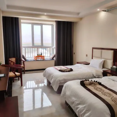 Gonghe Jingzang Business Grand Hotel