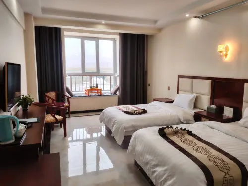 Gonghe Jingzang Business Grand Hotel