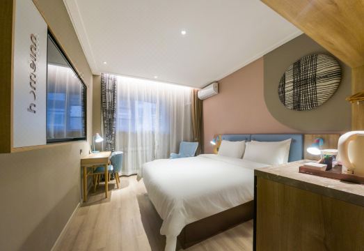 [Image of Modern Hotel Room Interior]