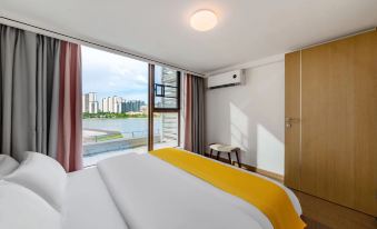 Yuanzhu Qingju | Lakeside · View 180° Lake Scenery · Cinema Homestay (Jinwan Huafa Business Center)