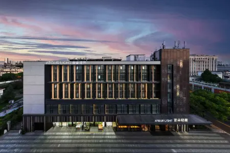 Shanghai Baoshan Changjiang Road Atour Light Residence Hotel Отели рядом с достопримечательностью «Gaoqiao Martyrs Cemetery»