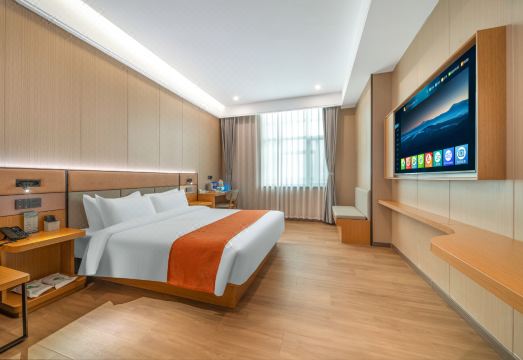 쇼핑가와 인접한 숙소 외관