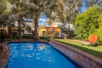 Red Rock Hostel - Pools