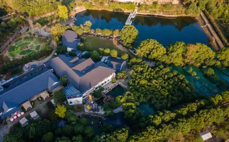 Zhuji Qingqingcao Homestay Отели рядом с достопримечательностью «Wuxie Scenic Spot»