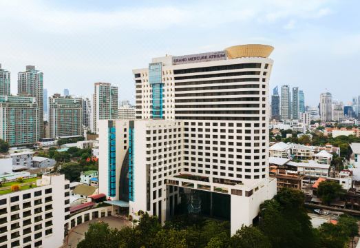 그랜드 머큐어 방콕 아트리움의 웅장한 로비나 외관