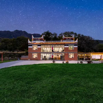 Banshan Courtyard · Looking Up at the Stars · Holiday Hotel