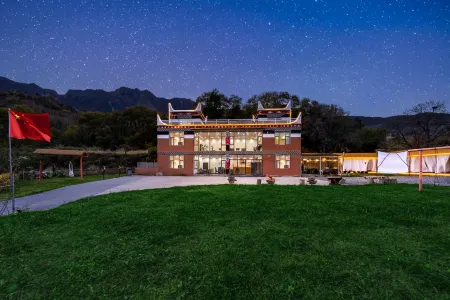 Banshan Courtyard · Looking Up at the Stars · Holiday Hotel