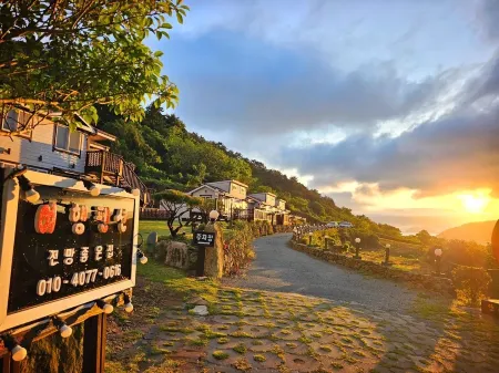 Jeonnam Cheongsando Yeohaeng Pension Отели рядом с достопримечательностью «Spring Waltz Location»