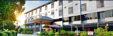 Cabbages & Condoms Hotel Ratchaburi Отели рядом с достопримечательностью «Khao Takong Park Bureau of Monks»