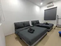 UjongPasir ModenHouse - Karaok/MsgChair/ArcadeGame Hotels in 