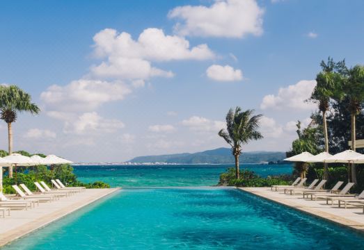 더 테라스 클럽 웰니스 탈라소 앳 부세나의 럭셔리 풀사이드