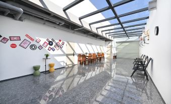 Mijia Youth Hotel (798 Art Park Gaojiayuan Subway Station Branch)