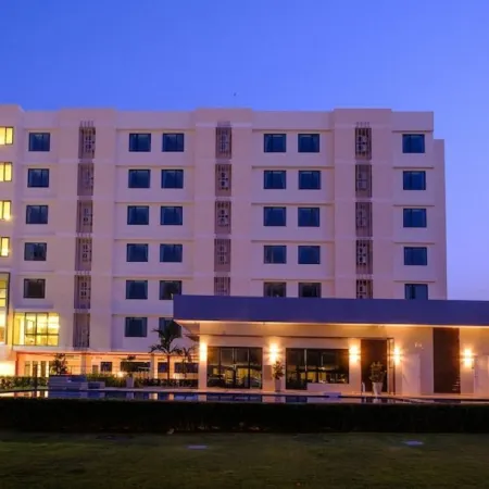 B2 Korat Premier Hotel Отели рядом с достопримечательностью «Торговый центр The Mall Ratchasima»