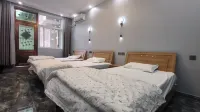Weihui Yanshang Renjia Farm Stay