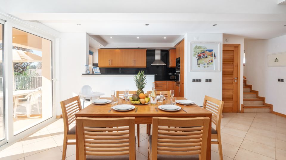 BnB Homes comfortable Duplex Apartment with 2 Bedrooms & 2 Terraces 200 m Away from the Ocean
