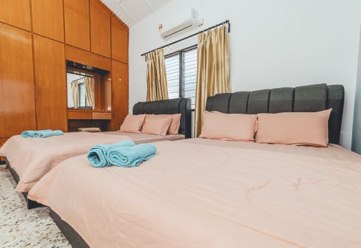 Batu Pahat w Pool table & Karaoke Villa 4BR 16pax