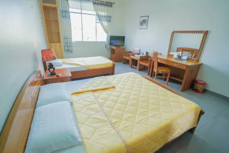 HOA BINH 2 HOTEL Отели в г. Phuong Dong Xuyen