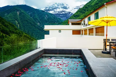 Four Seasons Hot Spring Private Soup Resort Hotel Отели рядом с достопримечательностью «Moxi Ancient Town»