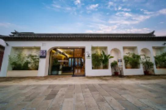 Jianshui Sunset Holiday Homestay (Jianshui Ancient City Confucian Temple Branch) Hotels near Lin An Fu Shu