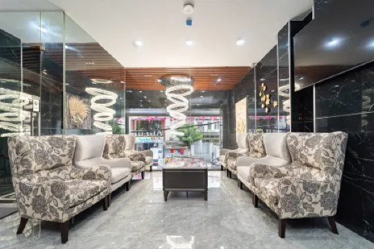 Golden Lunar Hotel - Moonlight Stay in Bui Vien Walking Street Отели рядом с достопримечательностью «Хо Чи Минх Сквер»