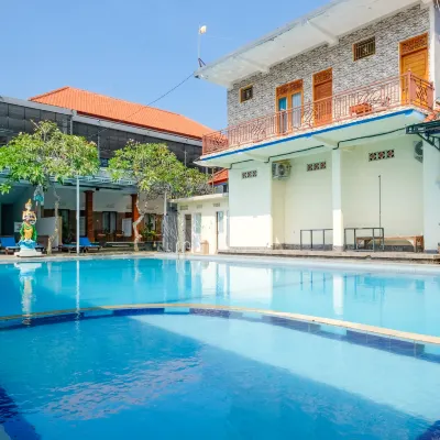RedDoorz Plus @ Singaraja Hotel dekat Taman Kota Singaraja.