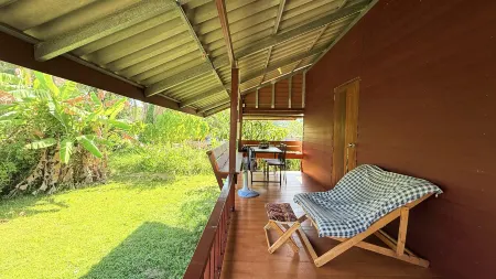 Deniz’s Lakeside Retreat II Отели рядом с достопримечательностью «Пханган»