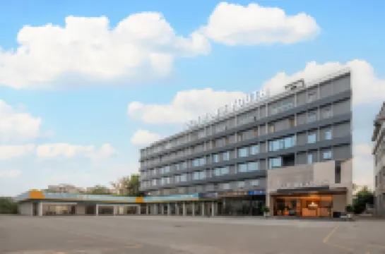 芳華里臻享飯店（清溪文化廣場店） 鹿湖商業中心附近的飯店