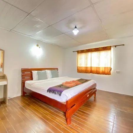 Phi Phi Ba Kao Bay Resort Отели рядом с достопримечательностью «Пляж Нуи»