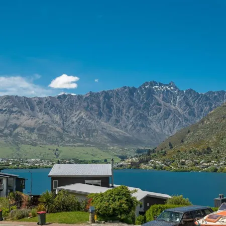 Panoramic Peaks: 3BR Home with Lake Vistas