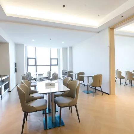 Ruge Sanqiu Rose Garden Hotel (Wanda Plaza)