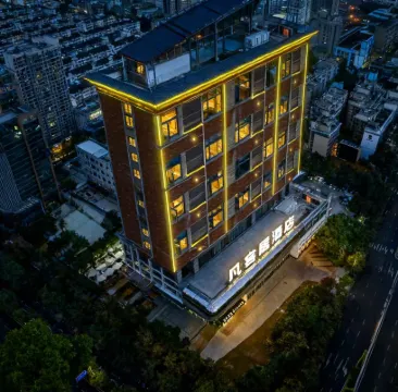 Fanyikeju Hotel (Longyan Zhongshan Road Pedestrian Street Dendou Station Store)